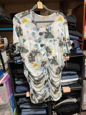 #331a size 3 torrid NWT Ruched Floral Women’s Top in Multi-Color